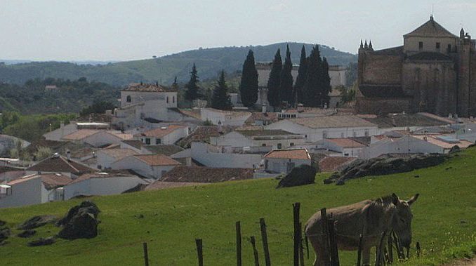 pueblo de la sierra morena de Sevilla
