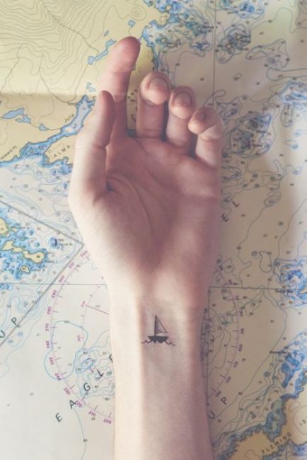 tatuaje pequeño mujer velero