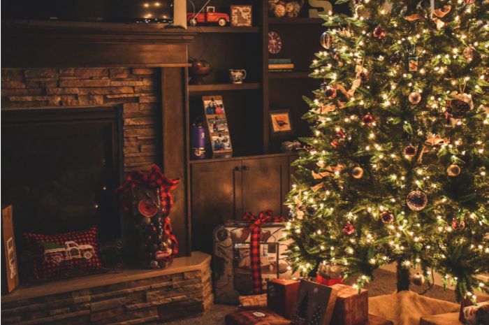 arbol de navidad, regalos y chimenea