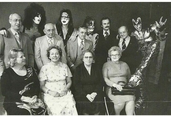 La banda Kiss con su familia (1976)